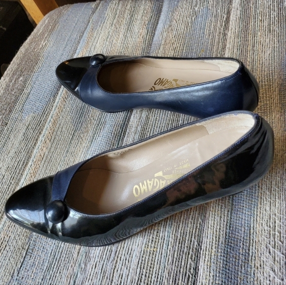 Salvatore Ferragamo Navy Blue/ Black Patent Leather Heel Pumps Shoes Sz 6 1/2 AA - Picture 11 of 12